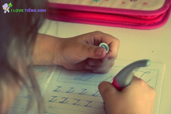 Trẻ học cầm bút tập viết